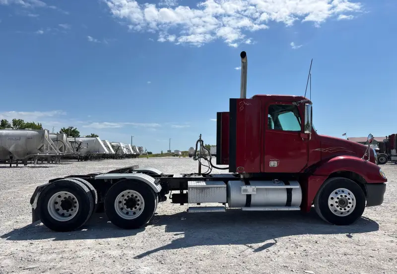 2017 Freightliner Columbia photo 4