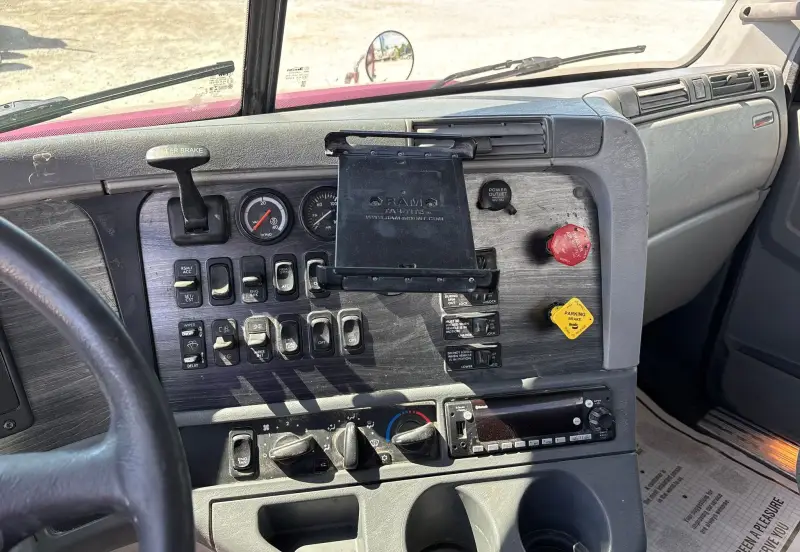 2017 Freightliner Columbia photo 34