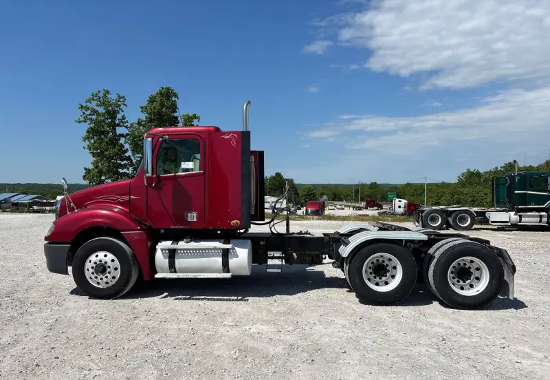 2017 Freightliner Columbia photo 8