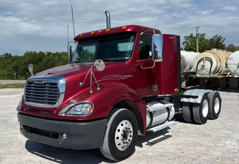 2017 Freightliner Columbia photo 1