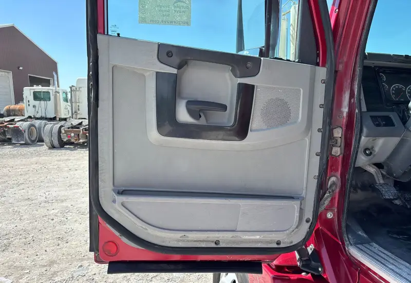2017 Freightliner Columbia photo 27