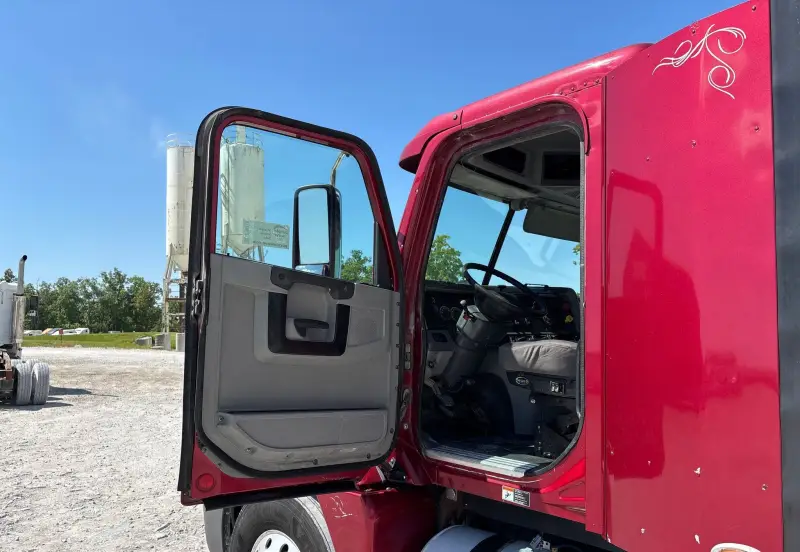 2017 Freightliner Columbia photo 26