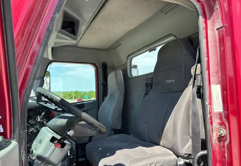 2017 Freightliner Columbia photo 28