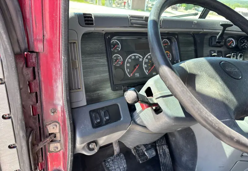 2017 Freightliner Columbia photo 32