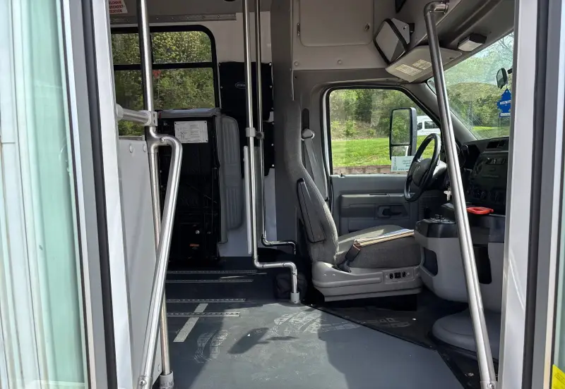2014 Ford E450 photo 39