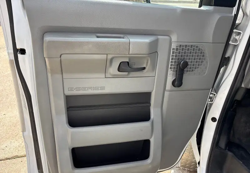 2014 Ford E450 photo 29
