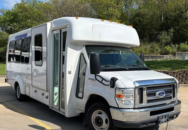 2014 Ford E450 photo 3