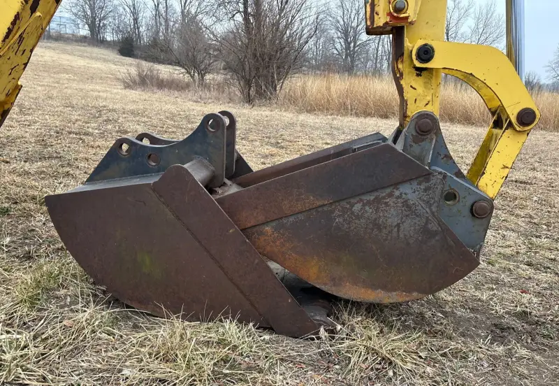 2000 New Holland 675E photo 37
