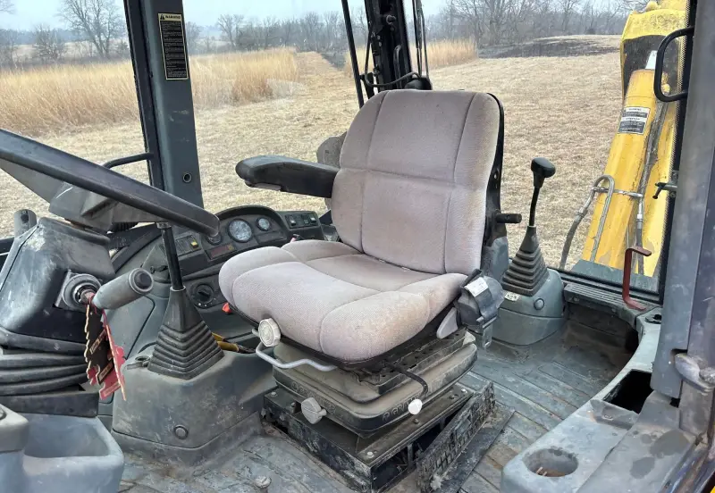 2000 New Holland 675E photo 42