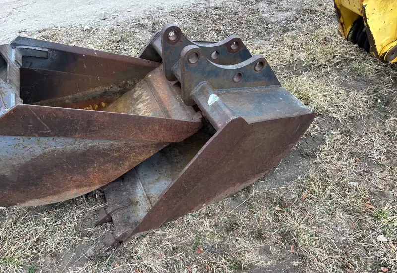 2000 New Holland 675E photo 34