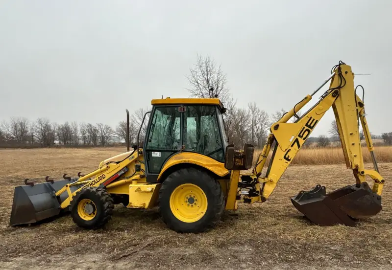 2000 New Holland 675E photo 8