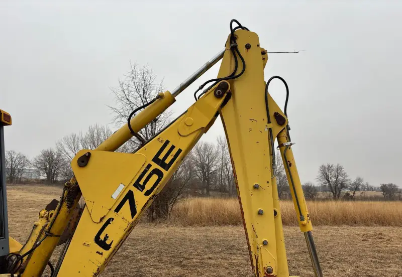 2000 New Holland 675E photo 38