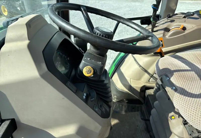 2014 John Deere 6105E photo 27