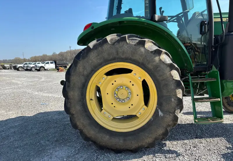 2014 John Deere 6105E photo 52