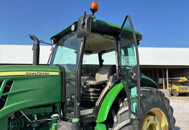 2014 John Deere 6105E photo 24