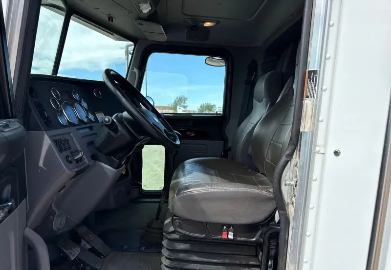 2016 Peterbilt 365 photo 55