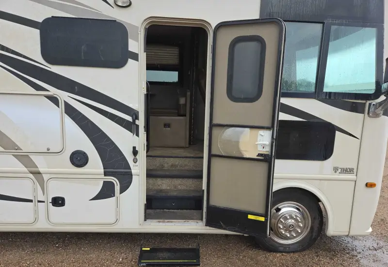 2017 Thor Motor Coach Stripped photo 64