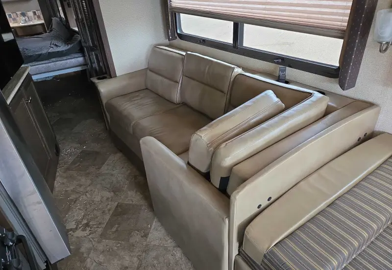 2017 Thor Motor Coach Stripped photo 84