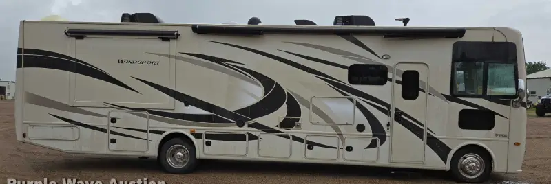 2017 Thor Motor Coach Stripped photo 4