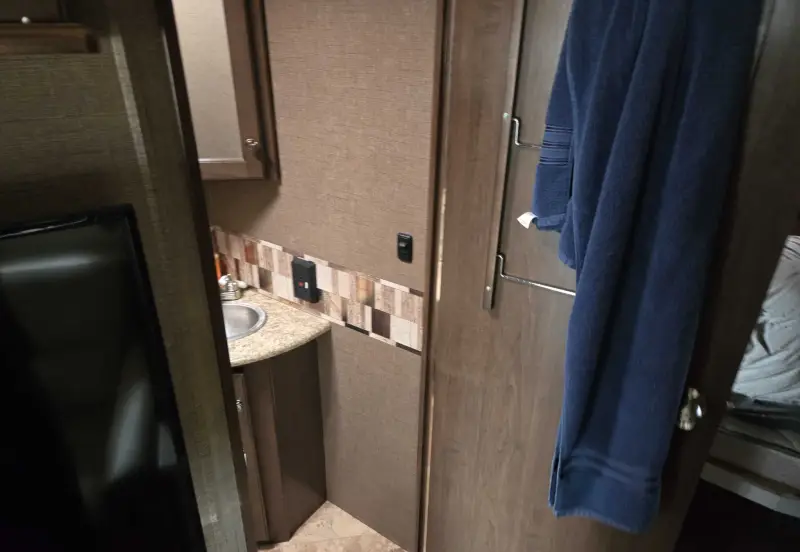 2017 Thor Motor Coach Stripped photo 88